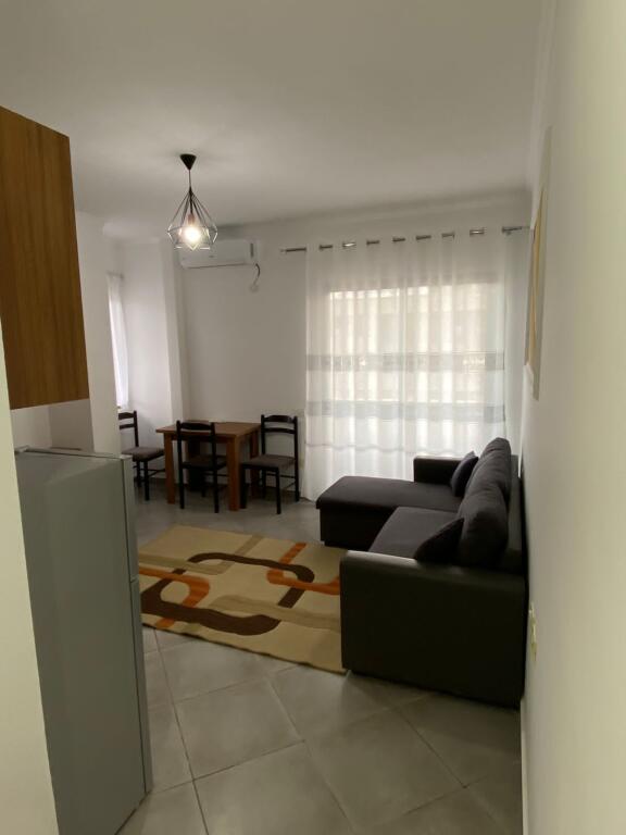 Qera: Apartament 1+1  Astir