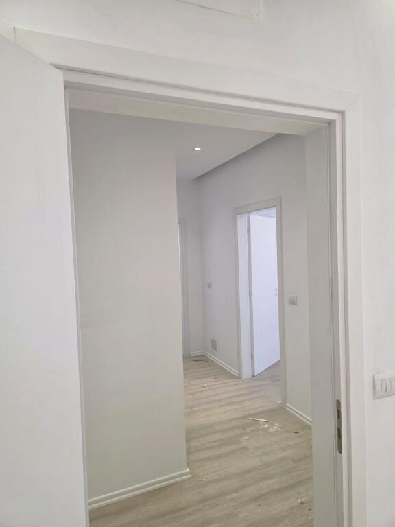 UFFICIO IN AFFITTO 100 M2 ZOGU I ZI 1000 EURO
