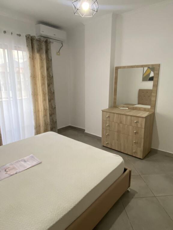 Qera: Apartament 1+1  Astir
