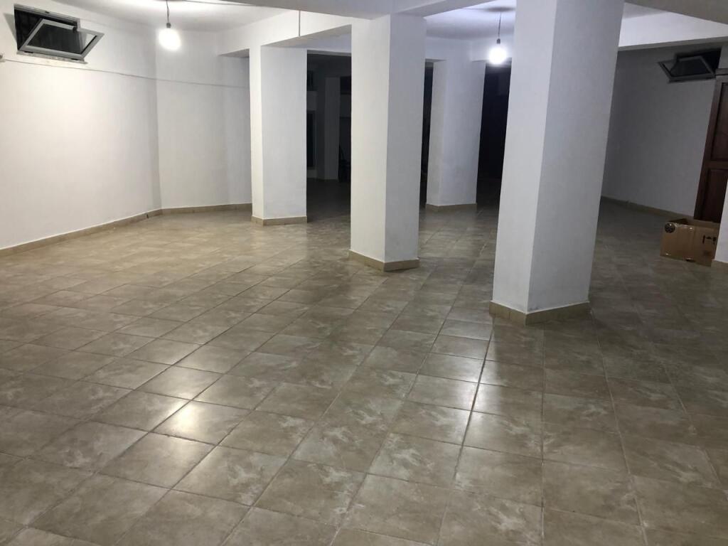 Shitet Dyqan prane Rruges se Kavajes