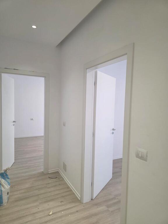 UFFICIO IN AFFITTO 100 M2 ZOGU I ZI 1000 EURO