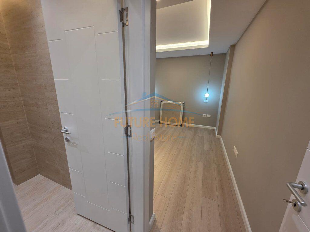 Shitet Apartament 2+1+2, Ish Ekspozita