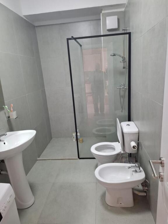APARTAMENT ME QERA 2+1 RRUGA E DURRESIT 900 EURO