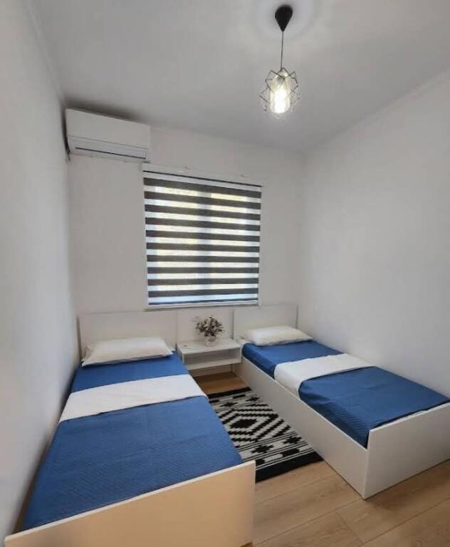 2+1,i mobiluar,21 dhjetori,jepet dhe per airbnb,700 euro