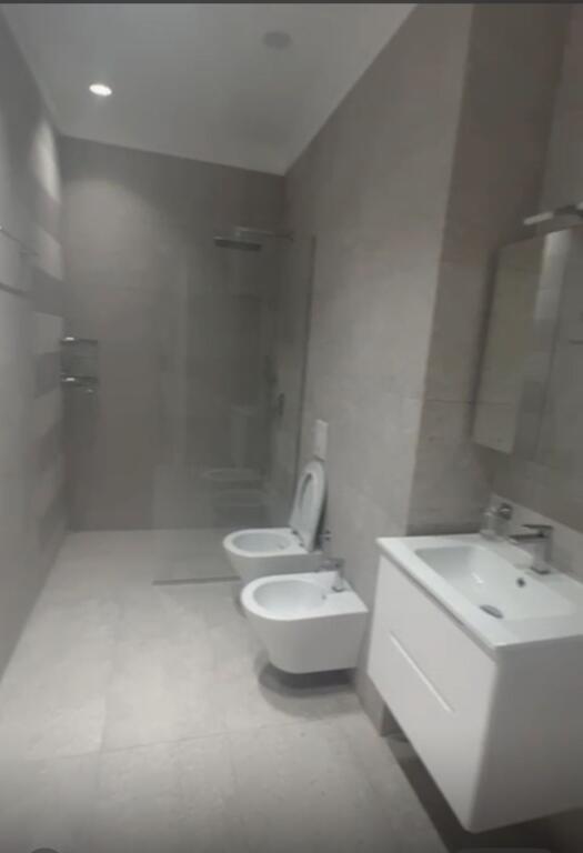 Appartamento di lusso 1+1 con parcheggio in affitto vicino ad Air Albania