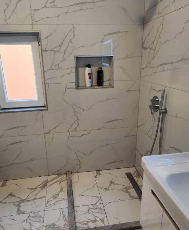 2+1,i mobiluar,21 dhjetori,jepet dhe per airbnb,700 euro