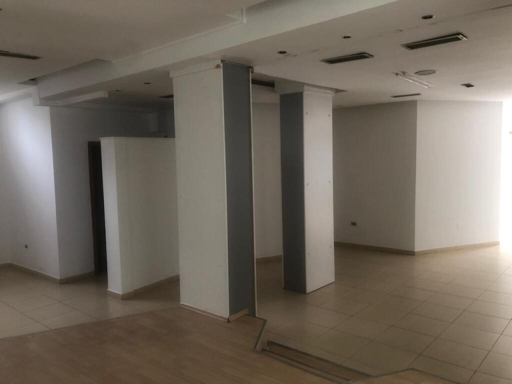 Shitet Dyqan prane Rruges se Kavajes