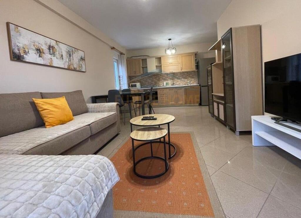 Qera, Apartament 2+1+2+Post parkimi, Liqeni i Thatë, Tiranë. 800 €