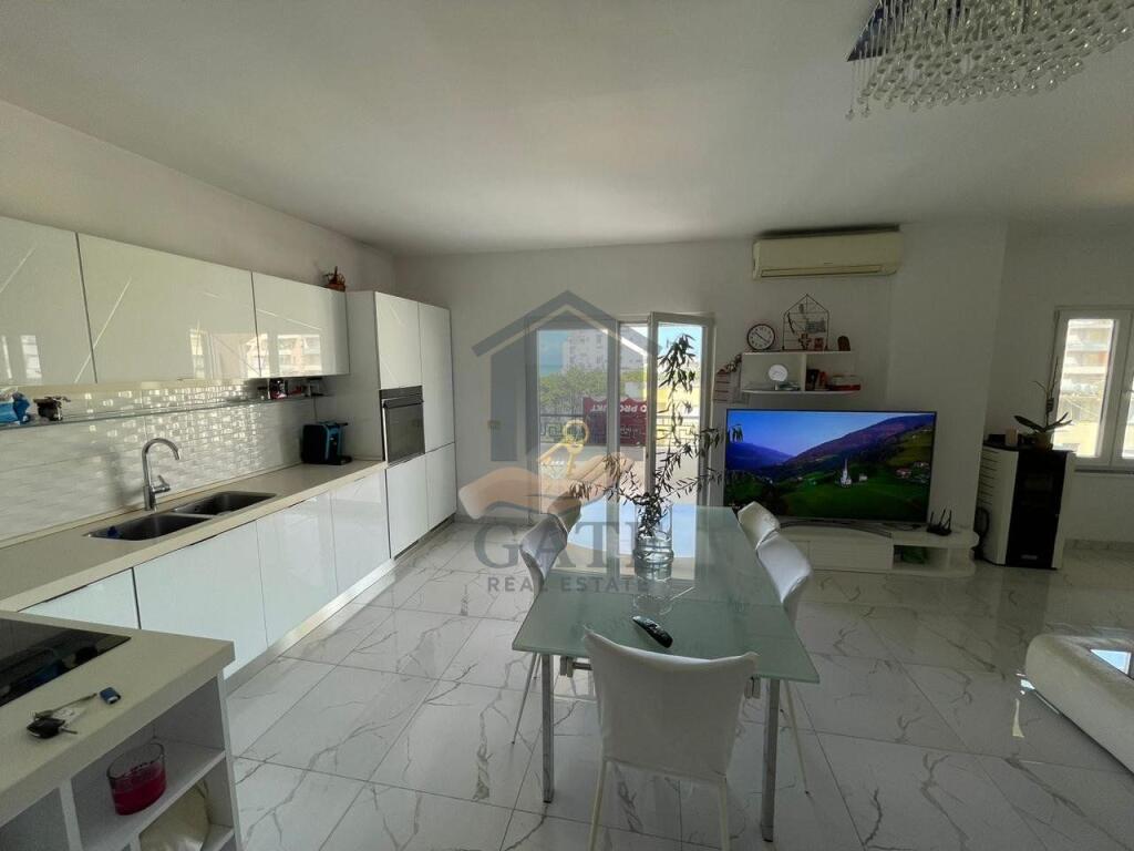 Shitet, Apartament 3+1 tek Shkembi i Kavajes