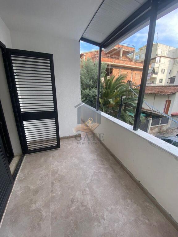 Jepet me qira ambient biznesi në katin e parë, buzë rrugës kryesore