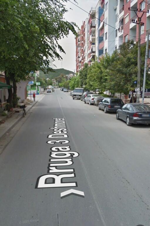Dyqan me qera ne Yzberisht ne rruge kryesore