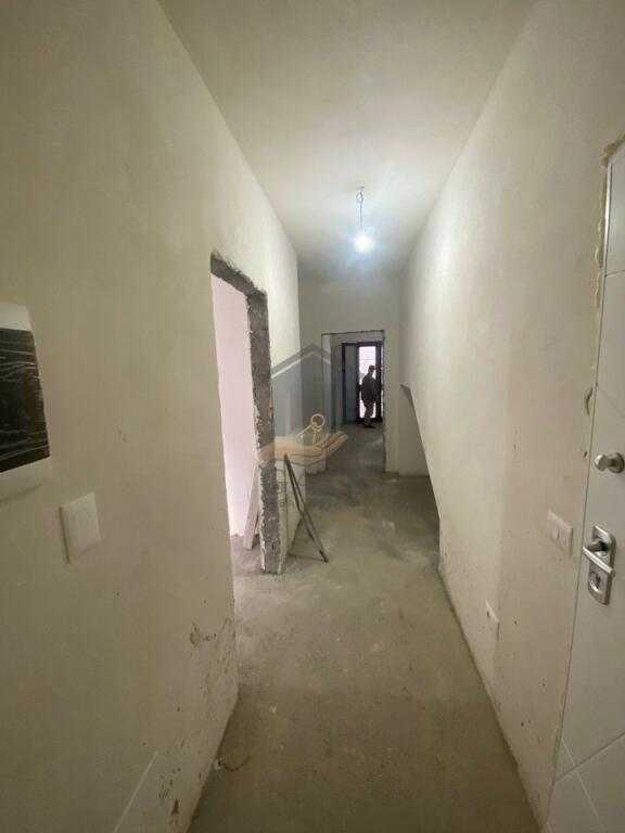 Jepet me qira ambient biznesi në katin e parë, buzë rrugës kryesore