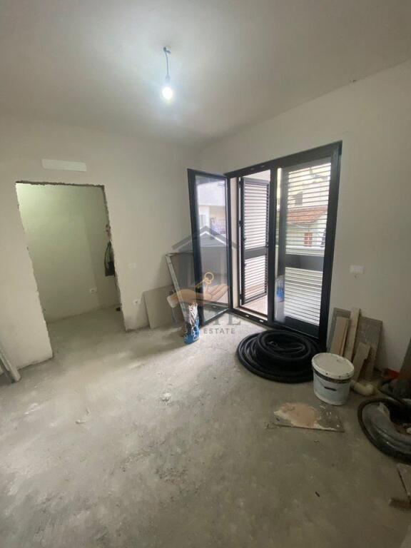 Jepet me qira ambient biznesi në katin e parë, buzë rrugës kryesore