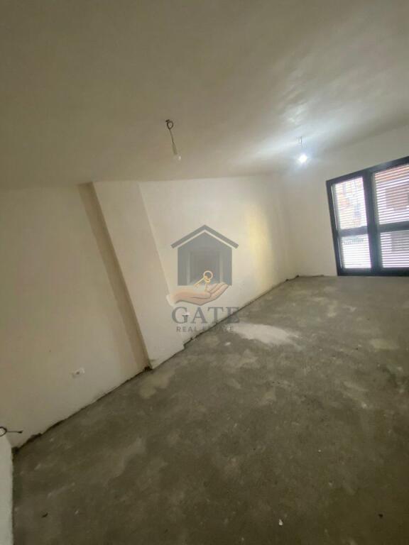 Jepet me qira ambient biznesi në katin e parë, buzë rrugës kryesore