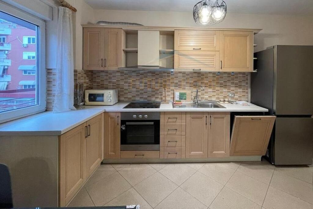 Qera, Apartament 2+1+2+Post parkimi, Liqeni i Thatë, Tiranë. 800 €