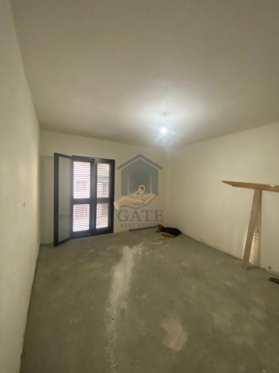 Jepet me qira ambient biznesi në katin e parë, buzë rrugës kryesore