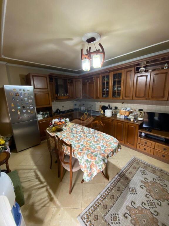 Shitet super apartament te Ish-Rajoni – Pallat i ri, me ashensor dhe administrim 24/7