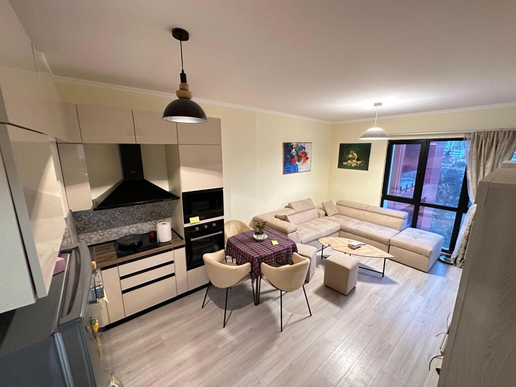 🏡 Jepet me qira Apartament 1+1 📍 Rruga e Dibrës, kompleksi Arlis Ndërtim, tek Farmacia 10 🏢 Kati 6, pallat i ri me 2 ashensorë 🛋️ Super i mobiluar  💶 Çmimi: 550 €/muaj
