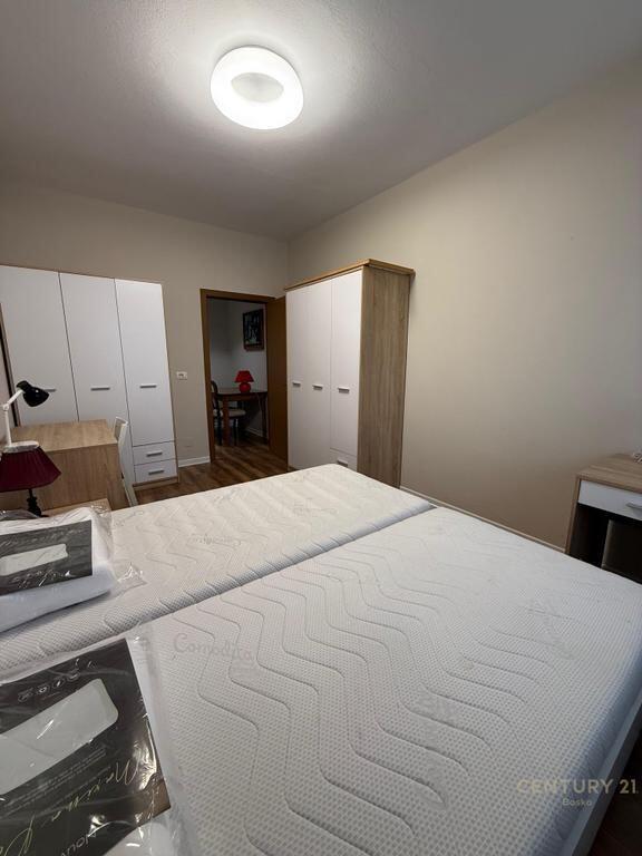 Jepet me qira apartament 2+1+2 në rrugën Mina Peza – zonë e kërkuar, ndriçim i shkëlqyer dhe mobilim i ri