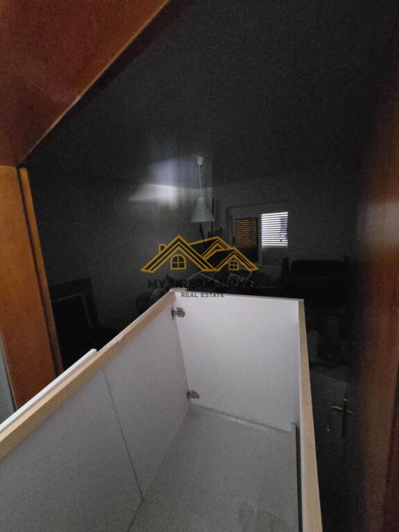 VENDESI 2 APPARTAMENTI 2+1+ 200m2 VERANDA VICINO ALLA SCUOLA 2 GJELAT DURRES!