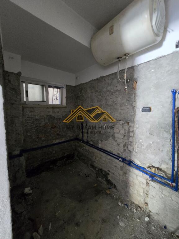 VENDESI 2 APPARTAMENTI 2+1+ 200m2 VERANDA VICINO ALLA SCUOLA 2 GJELAT DURRES!