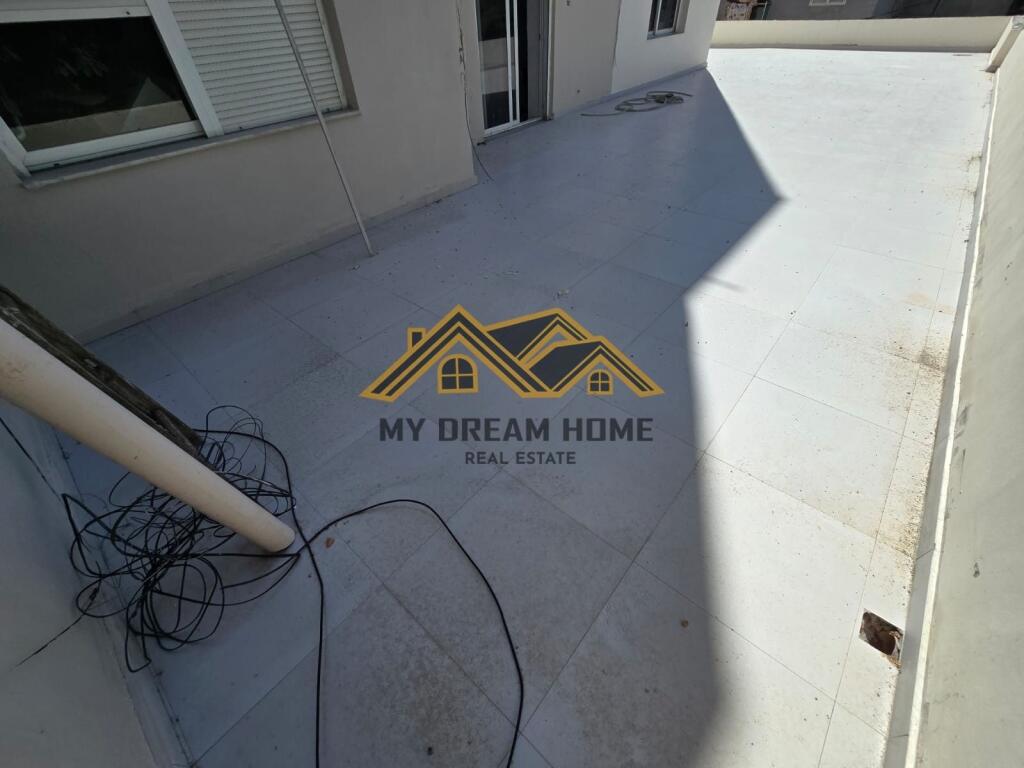 VENDESI 2 APPARTAMENTI 2+1+ 200m2 VERANDA VICINO ALLA SCUOLA 2 GJELAT DURRES!