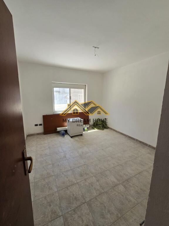 VENDESI 2 APPARTAMENTI 2+1+ 200m2 VERANDA VICINO ALLA SCUOLA 2 GJELAT DURRES!