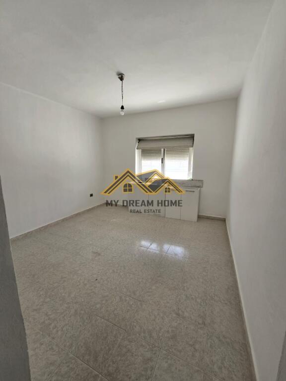 VENDESI 2 APPARTAMENTI 2+1+ 200m2 VERANDA VICINO ALLA SCUOLA 2 GJELAT DURRES!