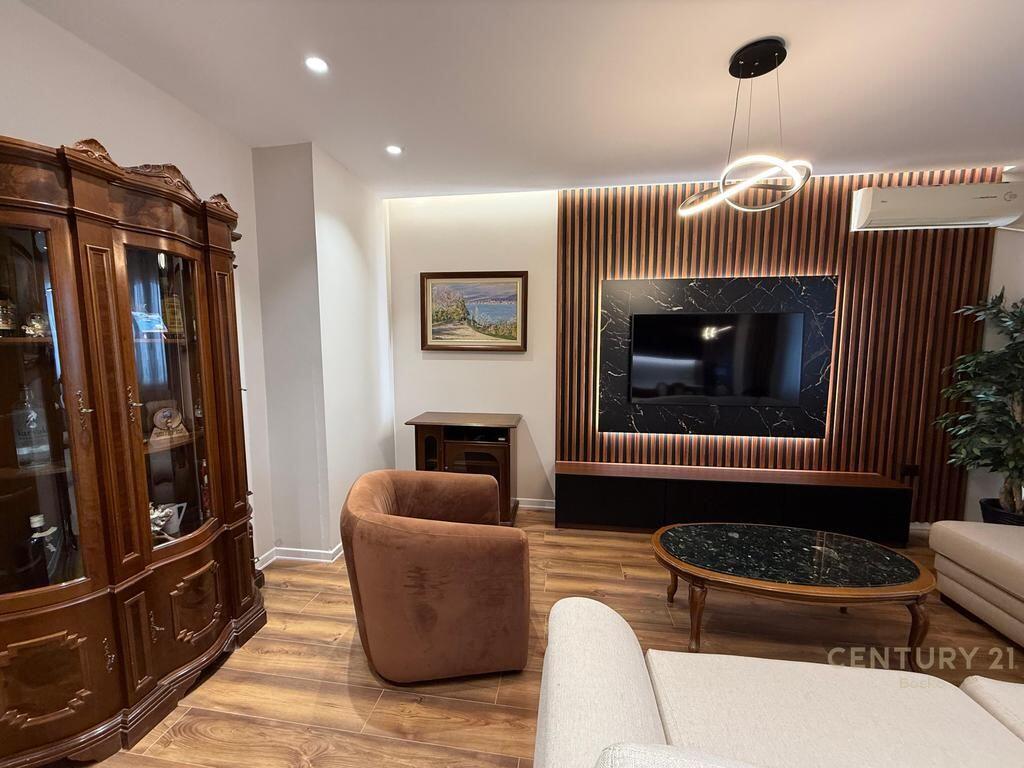 Jepet me qira apartament 2+1+2 në rrugën Mina Peza – zonë e kërkuar, ndriçim i shkëlqyer dhe mobilim i ri