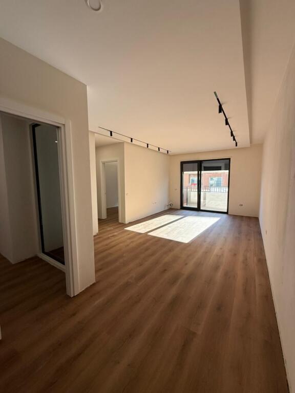 Apartament 2+1+2 + Post Parkimi – Liqeni i Thatë