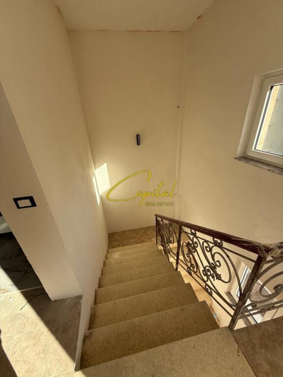 VILLA PRIVATA IN AFFITTO 340 M2 21 DICEMBRE 200.000 LEKE
