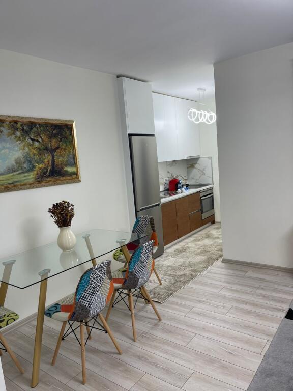 🏡 Apartament me Qira – 1+1, Rruga e Kosovareve (Pallat i Ri)