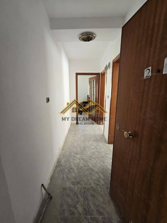 VENDESI 2 APPARTAMENTI 2+1+ 200m2 VERANDA VICINO ALLA SCUOLA 2 GJELAT DURRES!