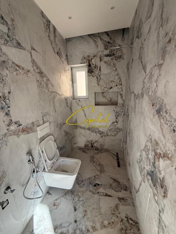 VILLA PRIVATA IN AFFITTO 340 M2 21 DICEMBRE 200.000 LEKE