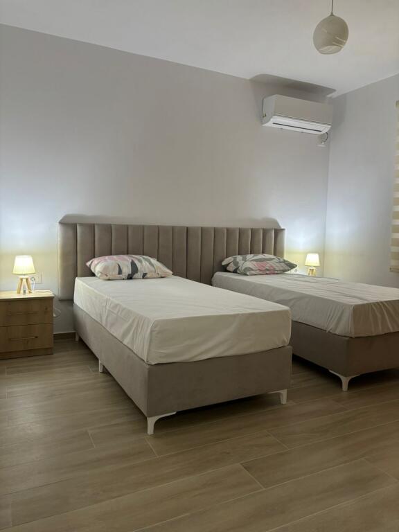 🏡 Jepet me qira Apartament 1+1  +1 Parking i përfshirë ne Cmim 📍 Tregu Elektrik, Kompleksi Grand – kati i parë i vilave private  💶 Çmimi: 48,000 lekë / muaj