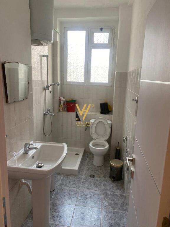 JEPET AMBIENT BIZNESI 75 M2 ME QIRA TE RRUGA E DIBRES 1.500 EURO