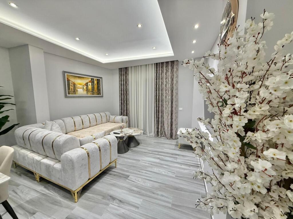 Jepet me qera super apartament 2+1+2 ne Fresk