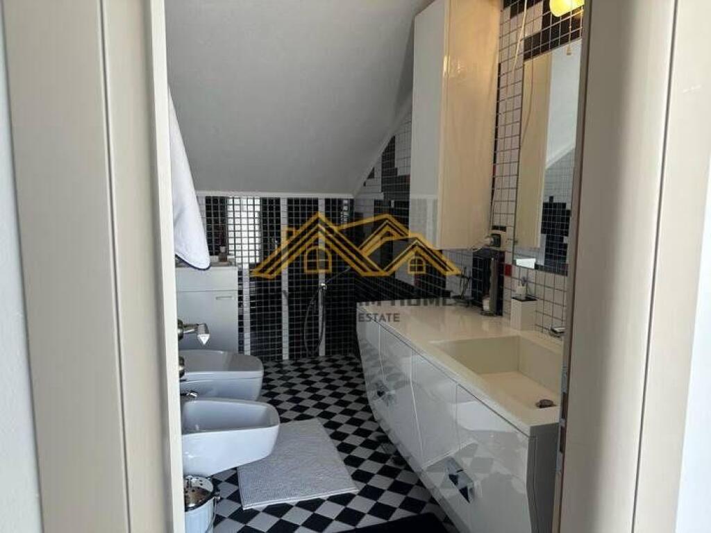 VILLA DI 4 PIANI IN VENDITA NEL CENTRO DI DURAZZO VICINO AL TRIBUNALE !