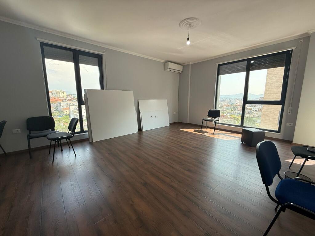 UFFICIO IN AFFITTO 138 M2 PORCELAN 700 EURO
