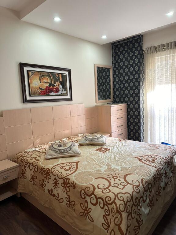 🏡✨ Jepet me Qira – Apartament 3+1 📍 Lokacioni: Kompleksi Kontakti, 21 Dhjetori 💶 Çmimi: 1,000 € / muaj