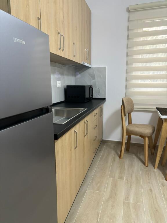 🏡 Jepet me qira Apartament 1+1  +1 Parking i përfshirë ne Cmim 📍 Tregu Elektrik, Kompleksi Grand – kati i parë i vilave private  💶 Çmimi: 48,000 lekë / muaj