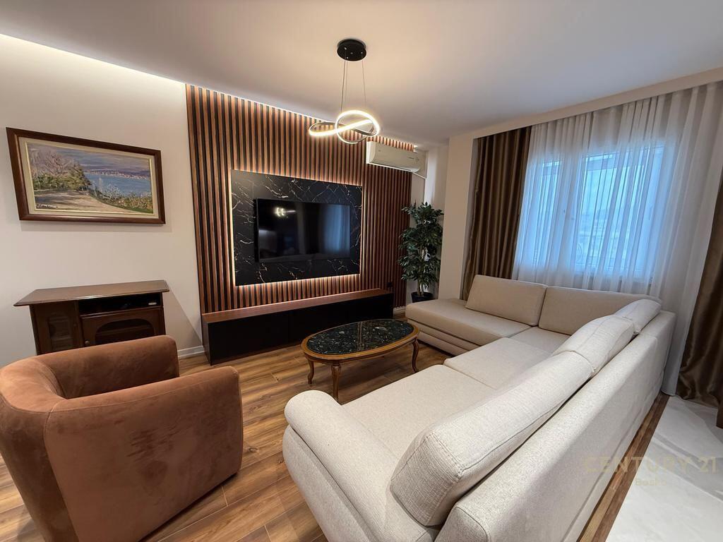Jepet me qira apartament 2+1+2 në rrugën Mina Peza – zonë e kërkuar, ndriçim i shkëlqyer dhe mobilim i ri