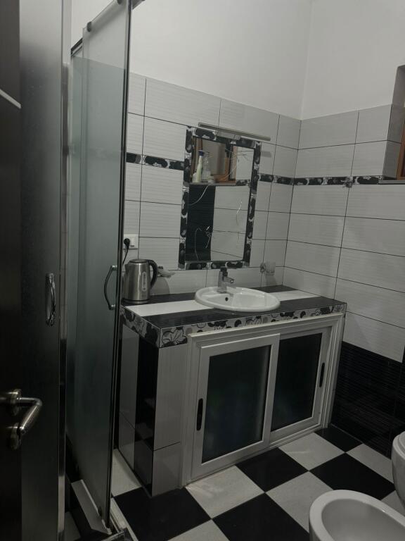 APPARTAMENTO 2+1. 400 EURO FRES.