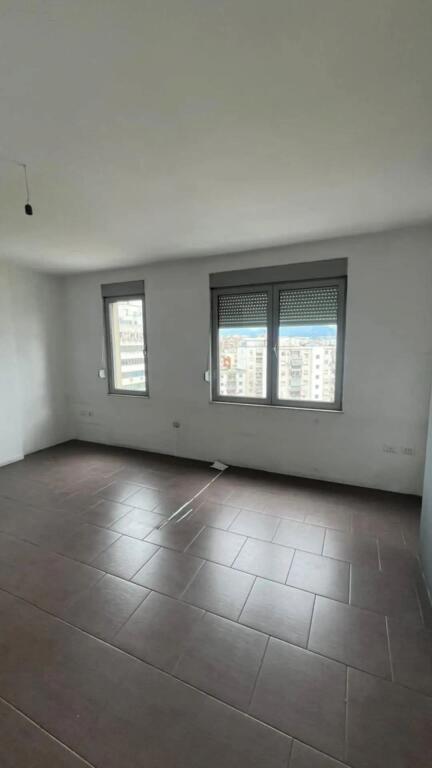 Locale Commerciale in Affitto a Zogu i Zi, al Ring Center 🏢📍