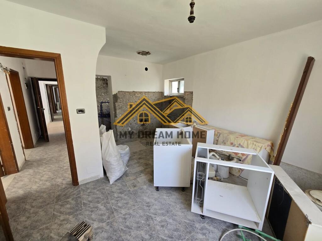 VENDESI 2 APPARTAMENTI 2+1+ 200m2 VERANDA VICINO ALLA SCUOLA 2 GJELAT DURRES!