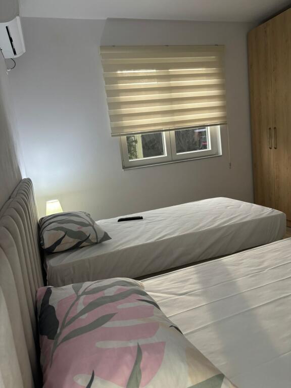 🏡 Jepet me qira Apartament 1+1  +1 Parking i përfshirë ne Cmim 📍 Tregu Elektrik, Kompleksi Grand – kati i parë i vilave private  💶 Çmimi: 48,000 lekë / muaj