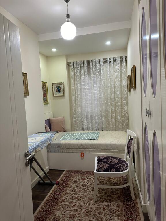 🏡✨ Jepet me Qira – Apartament 3+1 📍 Lokacioni: Kompleksi Kontakti, 21 Dhjetori 💶 Çmimi: 1,000 € / muaj