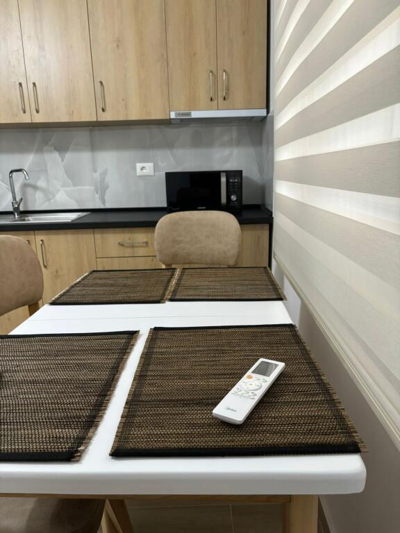 🏡 Jepet me qira Apartament 1+1  +1 Parking i përfshirë ne Cmim 📍 Tregu Elektrik, Kompleksi Grand – kati i parë i vilave private  💶 Çmimi: 48,000 lekë / muaj