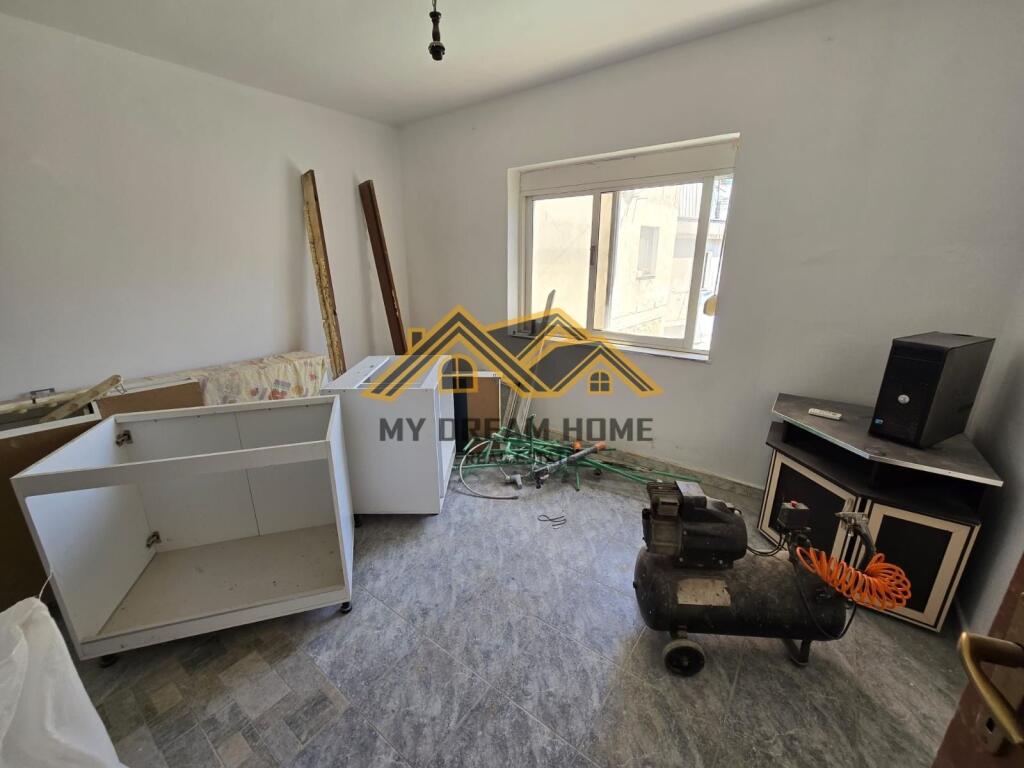 VENDESI 2 APPARTAMENTI 2+1+ 200m2 VERANDA VICINO ALLA SCUOLA 2 GJELAT DURRES!