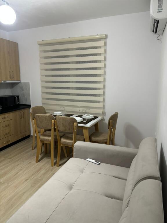 🏡 Jepet me qira Apartament 1+1  +1 Parking i përfshirë ne Cmim 📍 Tregu Elektrik, Kompleksi Grand – kati i parë i vilave private  💶 Çmimi: 48,000 lekë / muaj